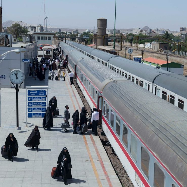 قطار مسافربری در ایستگاه؛ راهنمای سفر به یزد با قطار