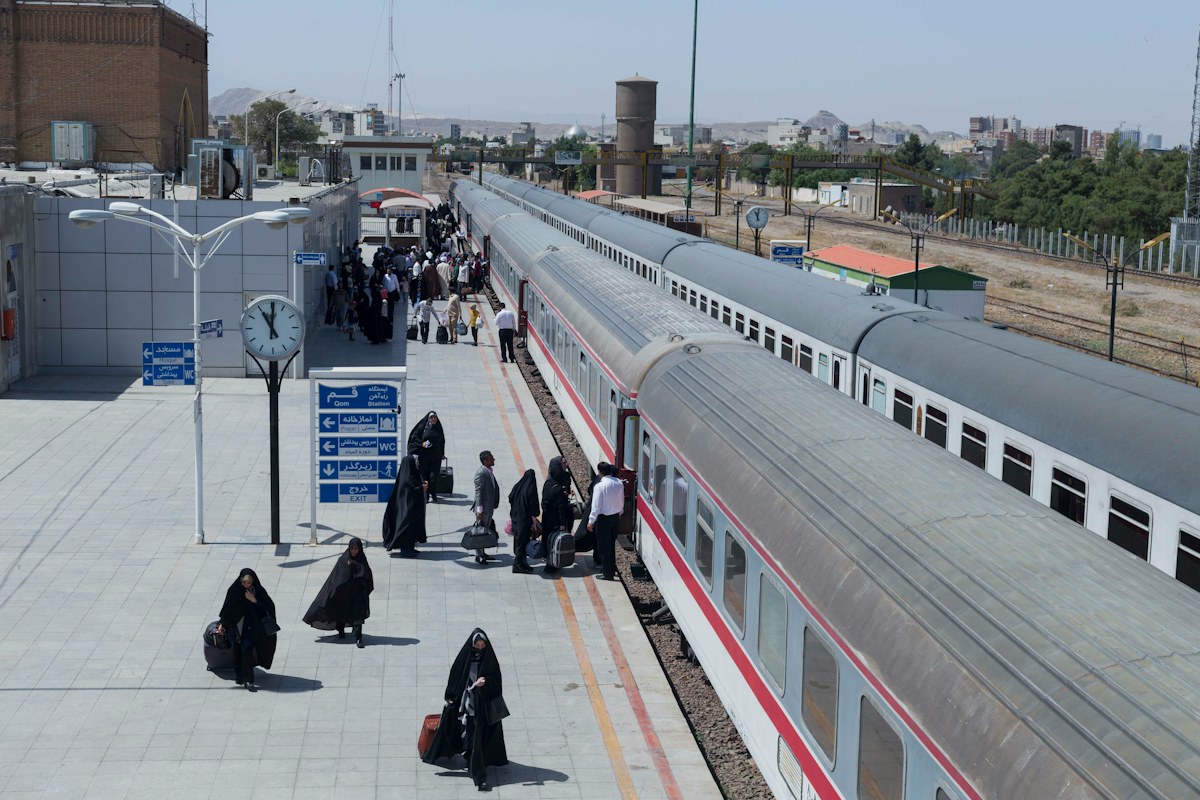 قطار مسافربری در ایستگاه؛ راهنمای سفر به یزد با قطار